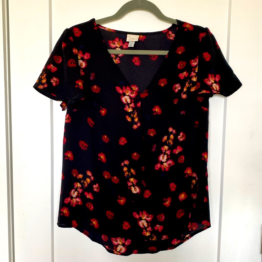 Like new!  Gorgeous colors and floral pattern! A New Day Size M